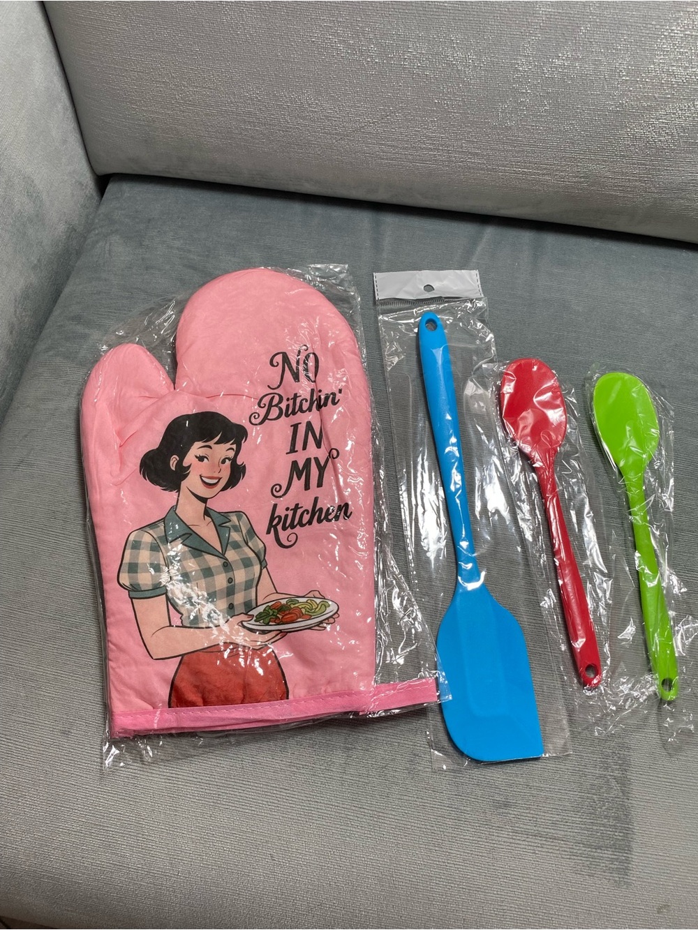 New Pink Retro Oven Mitt with Colorful 3 piece Silicone Utensils